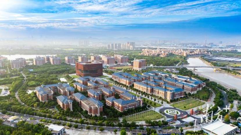 广州新华学院(东莞华阳湖校区)。