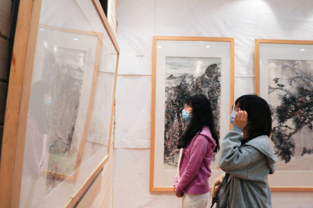 广州新华学院在霖霖书院举办京广艺术家交流画展。