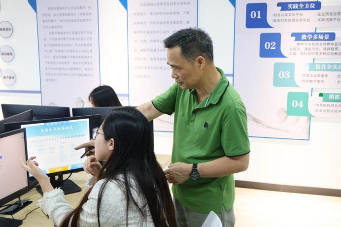 广州新华学院教师在指导学生