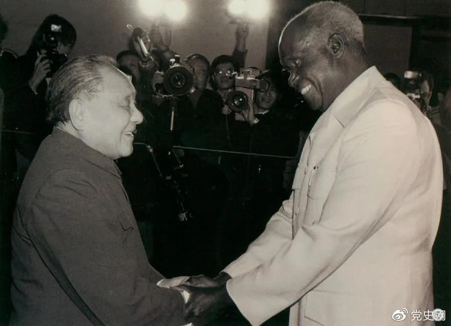 1988年3月1日,邓小平在北京会见赞比亚总统肯尼斯·戴维·卡翁达。