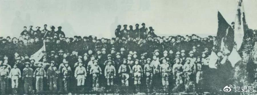 1923年2月4日,京汉铁路工人举行总罢工。图为京汉铁路总工会成立大会的代表合影。