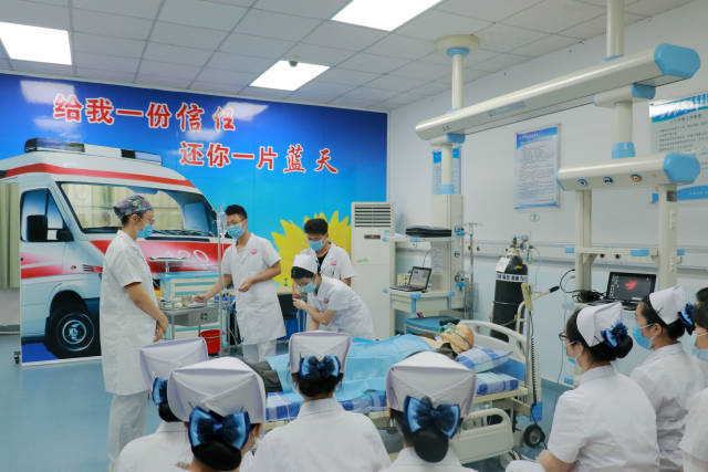 中山大学新华学院护理学院老师指导学生学习ICU病例
