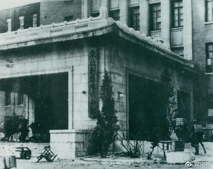 1948年11月2日,沈阳解放。图为人民解放军攻占“东北剿匪总司令部”大楼。