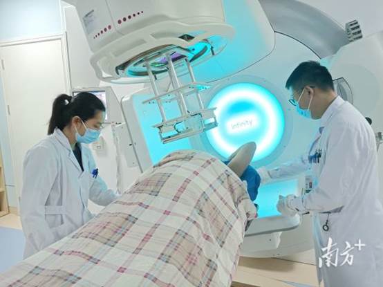 肿瘤放射治疗技术方向实习基地指导老师在进行摆位教学。
