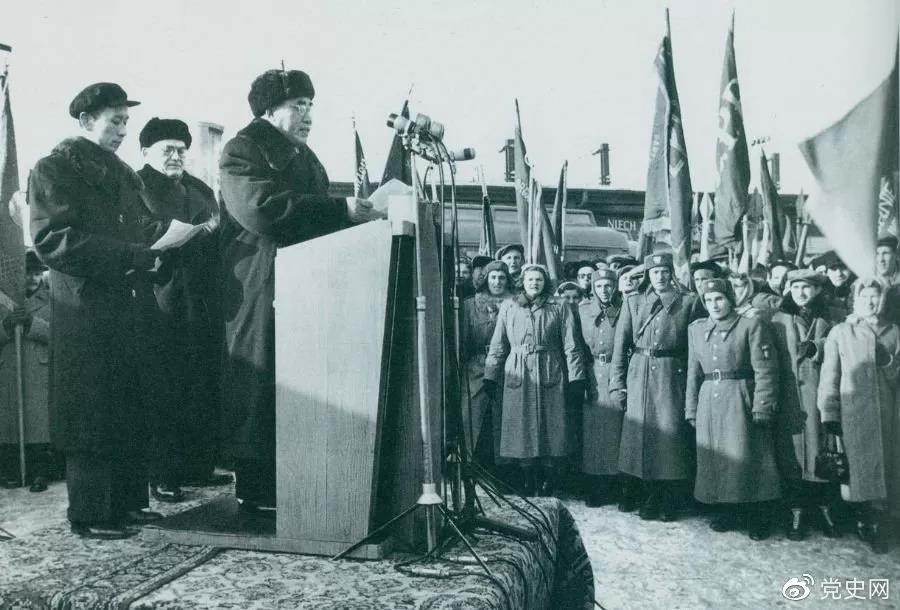 1956年1月30日,朱德访问波兰,在华沙中央车站发表演说。