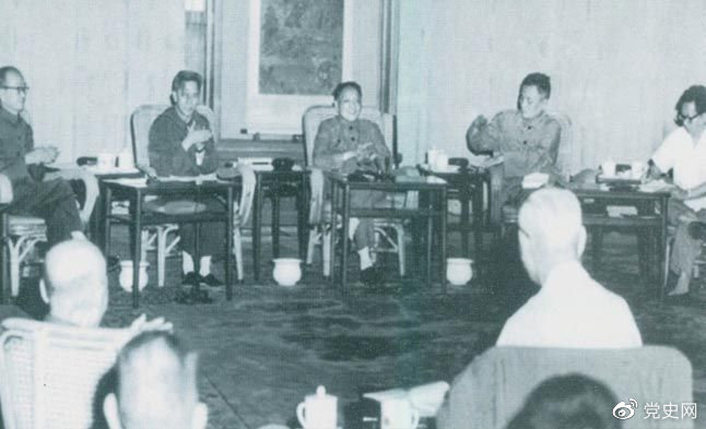 1977年8月4日—8日,邓小平主持召开科学和教育工作座谈会。