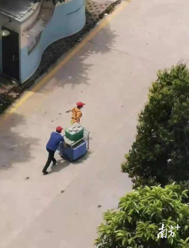 工作人员运送保障物资