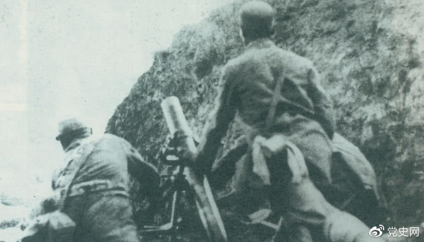 1940年8月,八路军在总司令朱德、副总司令彭德怀的指挥下,向华北敌占交通线和各据点发动了大规模进攻战役,即“百团大战”。