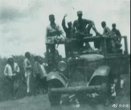 1938年3月31日,129师在邯长公路的响堂铺伏击日军,这是在战斗中缴获的汽车。