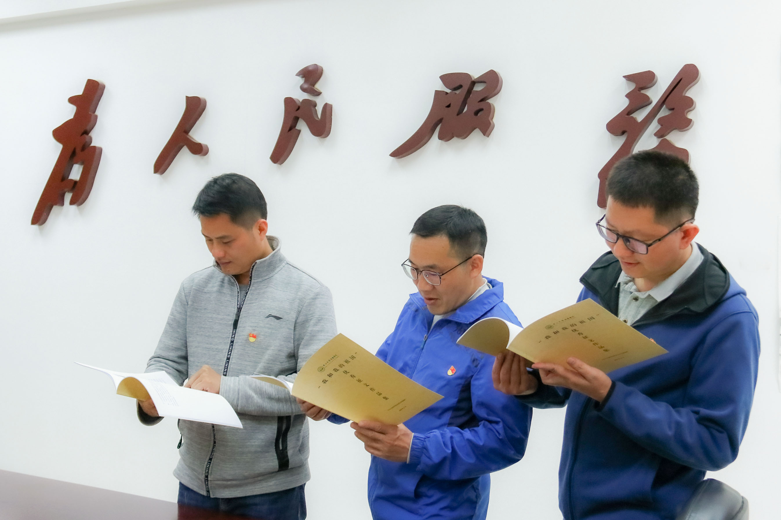 中大新华教师党员在观看“我和我的祖国”优秀征文作品-黄文贞 摄影 中大新华教师党员在观看“我和我的祖国”优秀征文作品-黄文贞 摄影