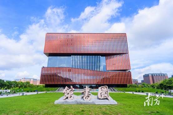 广州新华学院图书馆。