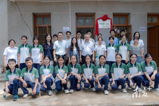 广州新华学院药植园博士工作站。