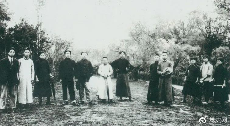 1920年5月8日,新民学会部分会员在上海半淞园合影。左七为毛泽东。