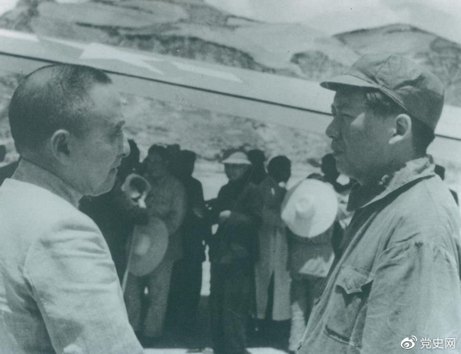 1945年7月1日,毛泽东欢迎黄炎培等民主人士来延安参观。