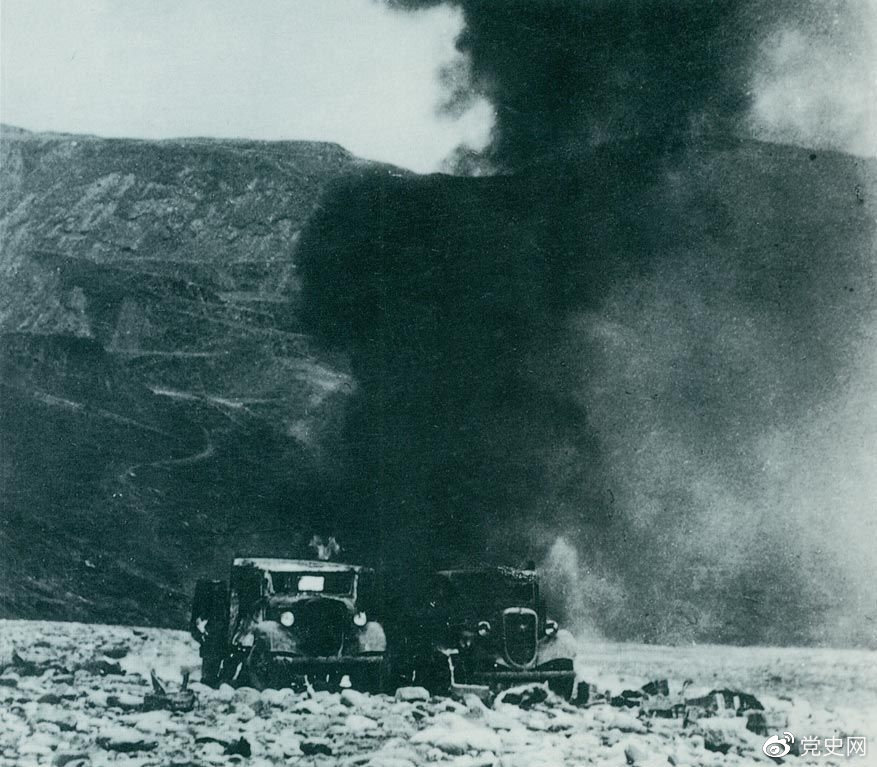 1937年10月18日,八路军第一二〇师一部在山西雁门关以南伏击日军,毙伤敌300余人,击毁敌汽车20余辆。图为燃烧着的日军汽车。