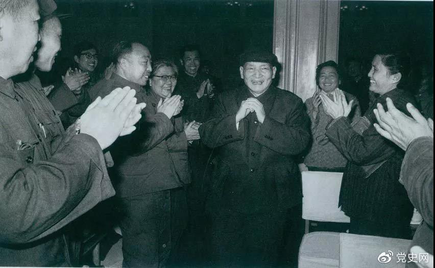 图为1981年2月5日,陈云在北京向教师们祝贺春节。