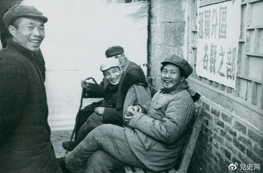 1943年12月,毛泽东和陈云、林伯渠参观陕甘宁边区第三届生产展览会。