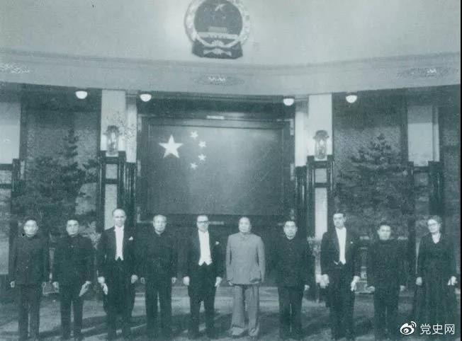 1955年1月28日,毛泽东在中南海接受芬兰首任驻华大使孙士敦递交的国书。