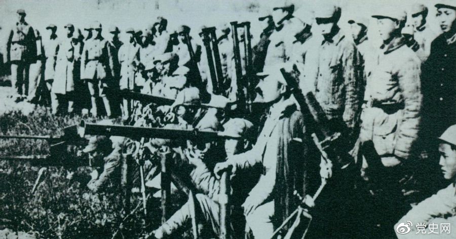 1945年10月至11月,刘伯承、邓小平率部取得了平汉战役的胜利。图为平汉战役参战部队及缴获的武器。