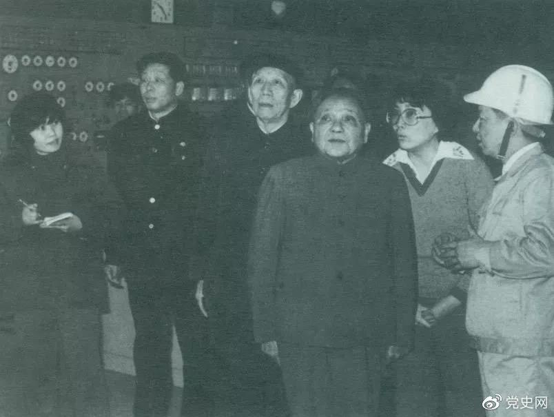 1984年2月,邓小平和王震在上海视察宝山钢铁总厂