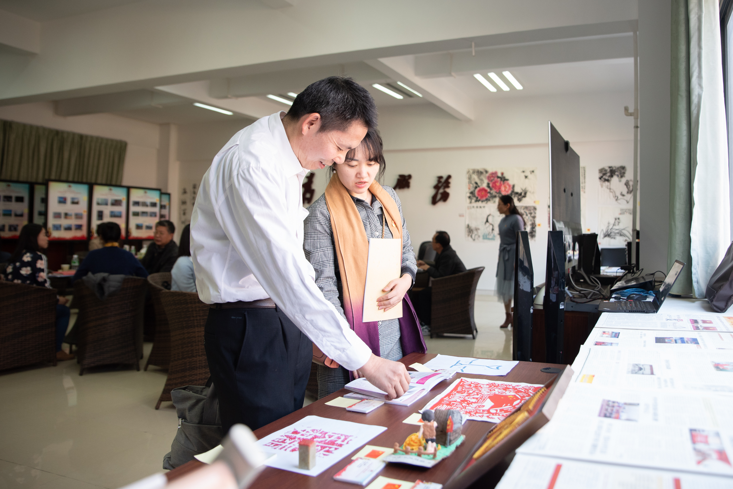 主题教育指导组参观展览(冯展豪 摄影) 主题教育指导组参观展览(冯展豪 摄影)