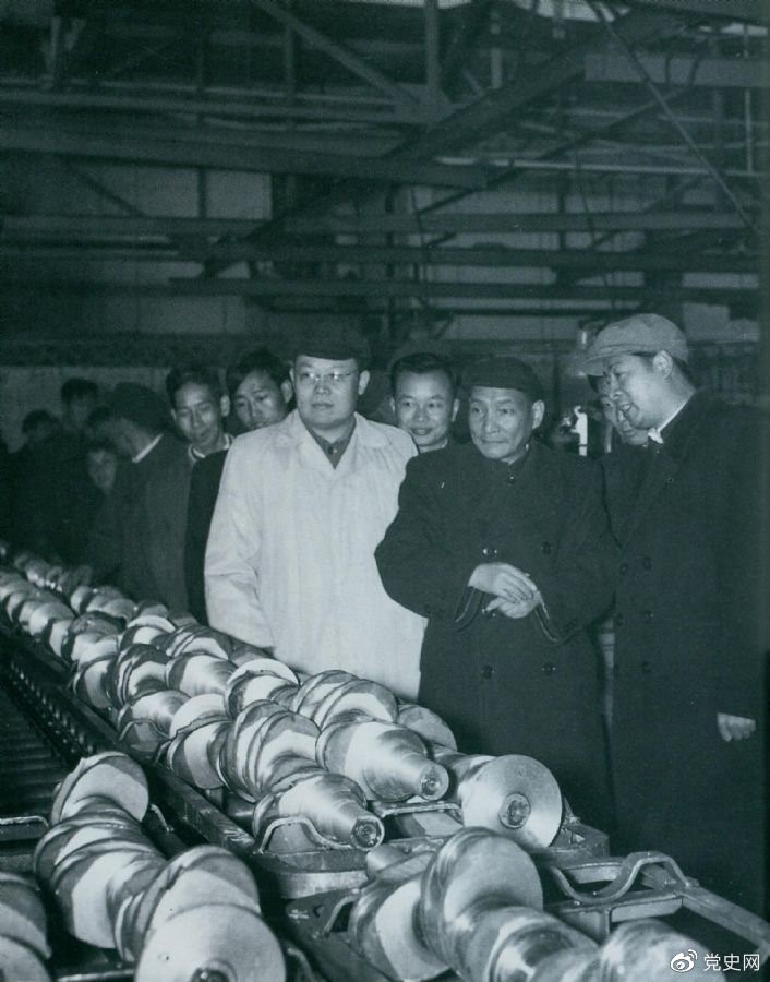 1957年10月,陈云视察长春第一汽车制造厂。