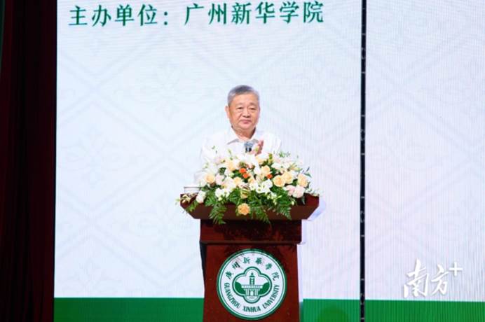 广州新华学院校长王庭槐致欢迎词。