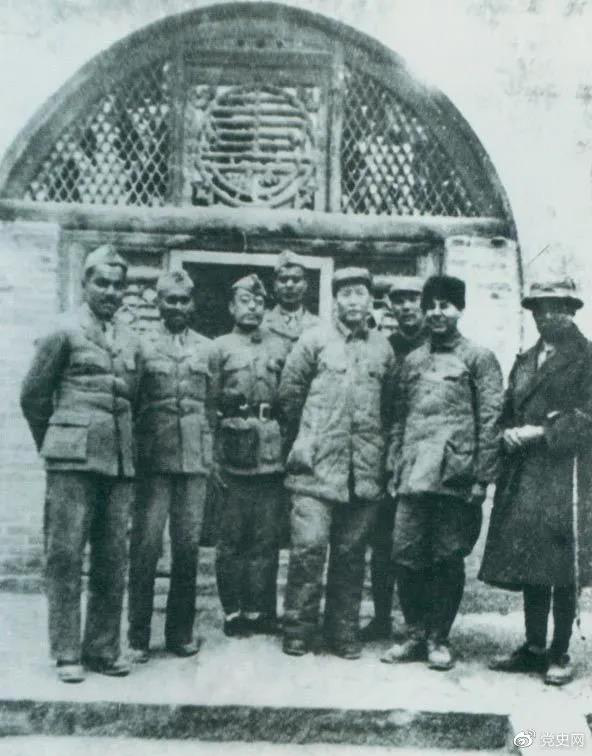 1939年3月15日,毛泽东在延安会见印度援华医疗队全体人员。