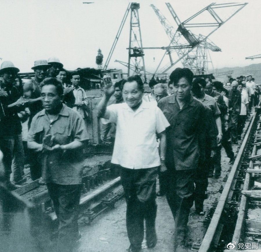 1980年7月12日,邓小平到葛洲坝水利枢纽工程视察。