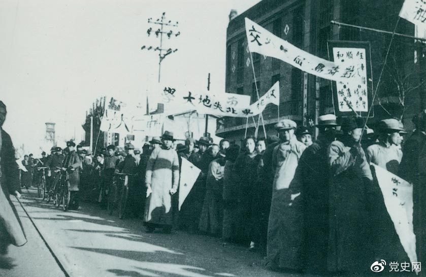 1935年12月9日,中国共产党领导北平学生掀起声势浩大的抗日救亡运动,并迅速波及全国,形成抗日救国的新高潮。图为游行队伍。