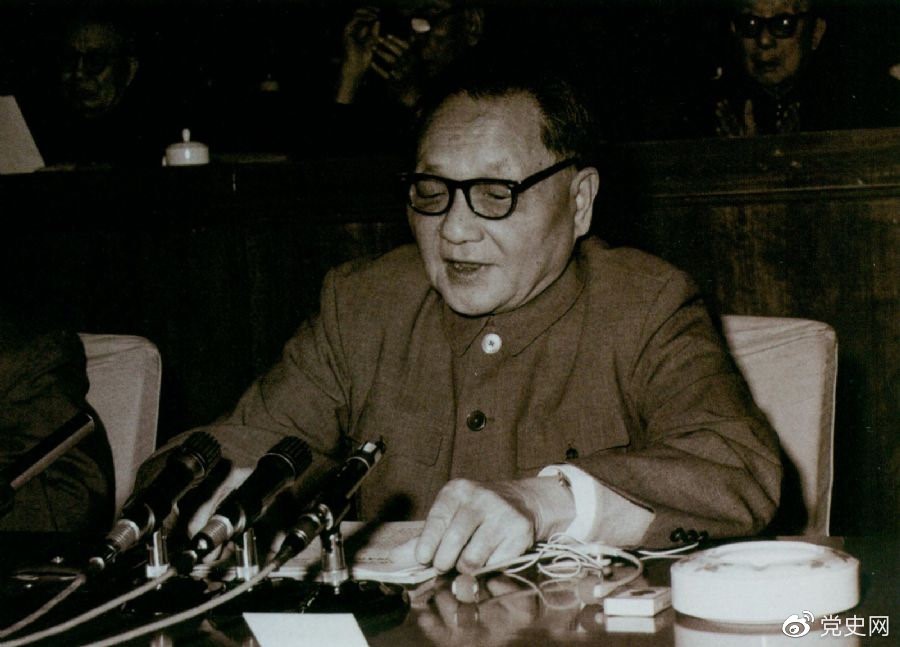 1979年10月,邓小平代表中共中央、国务院向中国文学艺术工作者第四次代表大会致祝词,希望文艺工作者中间有越来越多的同志成为名副其实的人类灵魂工程师。